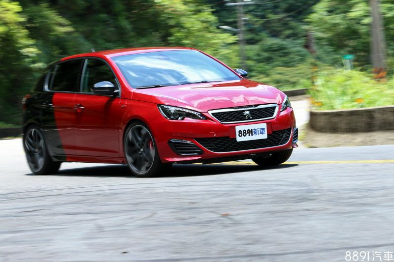 雖然308 GTi與RCZ R採用相同引擎,但實際上兩者相差一個世代,308採用EMP2模組化底盤,只是畢竟重心較高是事實,若要說穩健犀利感,仍是RCZ R讓人印象較為深刻。 雖然308 GTi與RCZ R採用相同引擎,但實際上兩者相差一個世代,308採用EMP2模組化底盤,只是畢竟重心較高是事實,若要說穩健犀利感,仍是RCZ R讓人印象較為深刻。