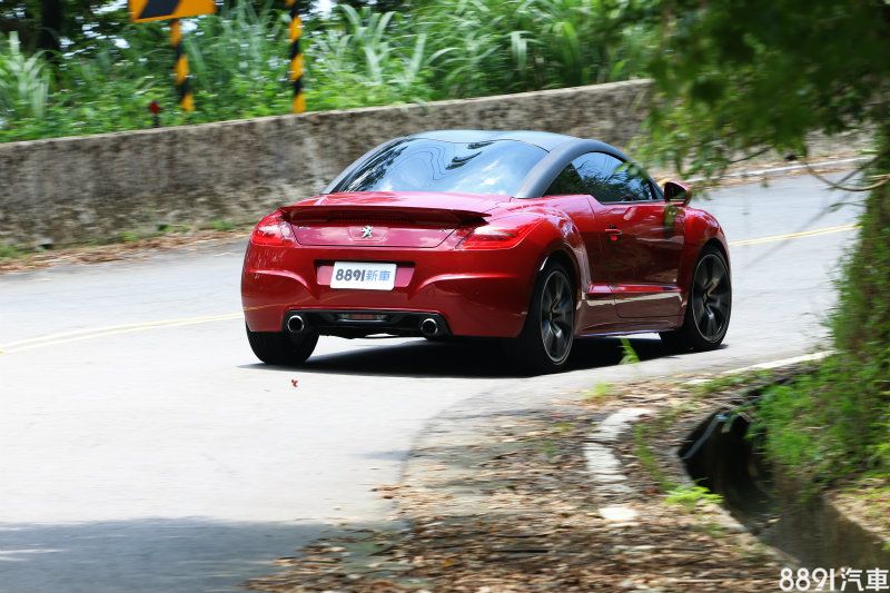 RCZ R後懸吊為扭力樑結構,這種非獨立式設計容易有左右拉扯干擾而影響穩定性的特質,但RCZ R車尾動態卻出奇的穩定,甚至有點穩過頭的感受,若能活潑一點,相信會有多一點的樂趣。 RCZ R後懸吊為扭力樑結構,這種非獨立式設計容易有左右拉扯干擾而影響穩定性的特質,但RCZ R車尾動態卻出奇的穩定,甚至有點穩過頭的感受,若能活潑一點,相信會有多一點的樂趣。