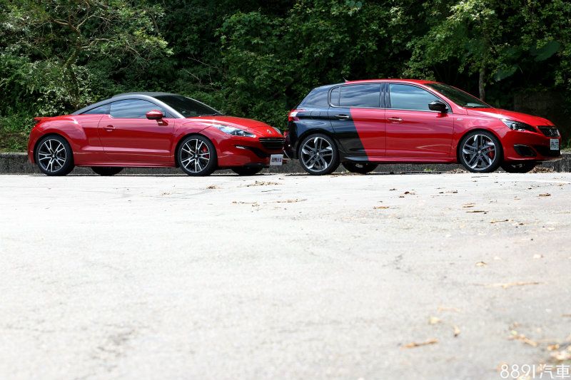 理論上RCZ R重心低、車重略輕一些,跑起來應該會更具優勢,但實際上兩車交手一整天,可清楚感受到308 GTi未居於劣勢,這就是世代交替的進化論! 理論上RCZ R重心低、車重略輕一些,跑起來應該會更具優勢,但實際上兩車交手一整天,可清楚感受到308 GTi未居於劣勢,這就是世代交替的進化論!