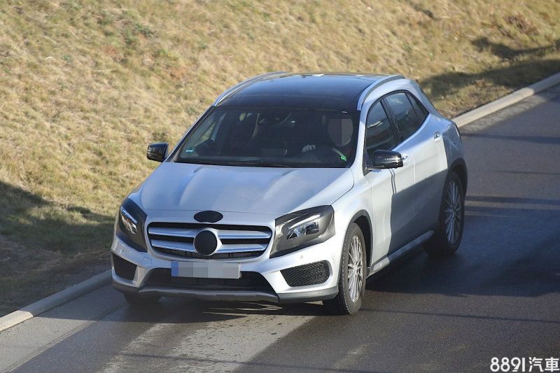 從先前曝光的間諜照可看出,小改款GLA輪廓延續現行外觀基調,但採全新頭尾燈組,前保桿則做了些許修飾,預計會加入更多科技配備,內裝並升級8吋的多功能顯示幕整合車況訊息與娛樂系統,至於動力部分是否在現行配置上做微調,或是植入新引擎則未可知。 從先前曝光的間諜照可看出,小改款GLA輪廓延續現行外觀基調,但採全新頭尾燈組,前保桿則做了些許修飾,預計會加入更多科技配備,內裝並升級8吋的多功能顯示幕整合車況訊息與娛樂系統,至於動力部分是否在現行配置上做微調,或是植入新引擎則未可知。