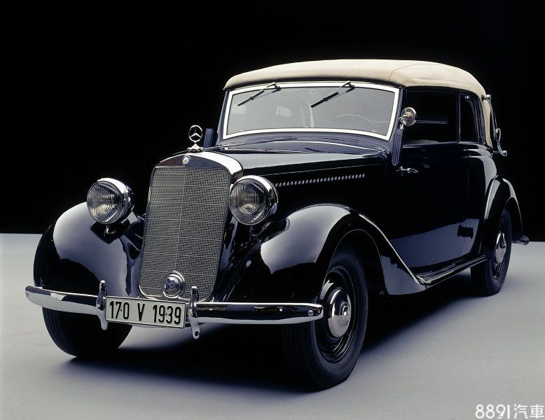 雖然並未列入原廠的歷代車型圖,但要追根溯源,1936~1953年的170V車型實為真正的E-Class始祖,圓潤流暢的身型展現當代的經典美學,在長達17年的產品週期中,總計生產了約14萬輛,就當時以手工組裝的產線而言,可謂相當熱銷的成績。 雖然並未列入原廠的歷代車型圖,但要追根溯源,1936~1953年的170V車型實為真正的E-Class始祖,圓潤流暢的身型展現當代的經典美學,在長達17年的產品週期中,總計生產了約14萬輛,就當時以手工組裝的產線而言,可謂相當熱銷的成績。