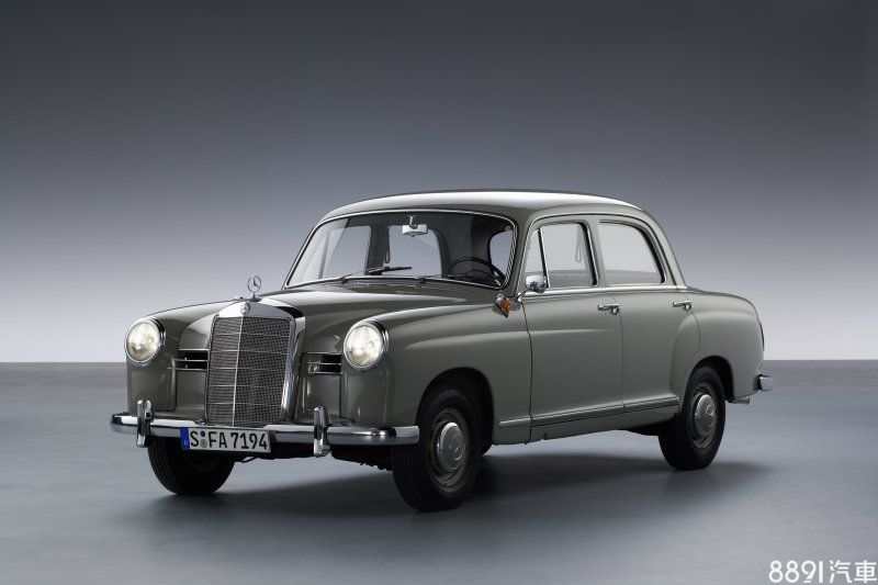 W120(當時稱為Ponton)為賓士首輛採用三廂式設計的房車,所謂三廂式,為依照引擎室、車室與行李廂功能劃分三段區域,以提供更為舒適化的乘客艙,外觀上傳承了三芒星立標以及更為現代化的水箱罩造型,而4470mm的車長設定為中型級距,以便與隔年推出的W180 S-Class有所區隔。 W120(當時稱為Ponton)為賓士首輛採用三廂式設計的房車,所謂三廂式,為依照引擎室、車室與行李廂功能劃分三段區域,以提供更為舒適化的乘客艙,外觀上傳承了三芒星立標以及更為現代化的水箱罩造型,而4470mm的車長設定為中型級距,以便與隔年推出的W180 S-Class有所區隔。