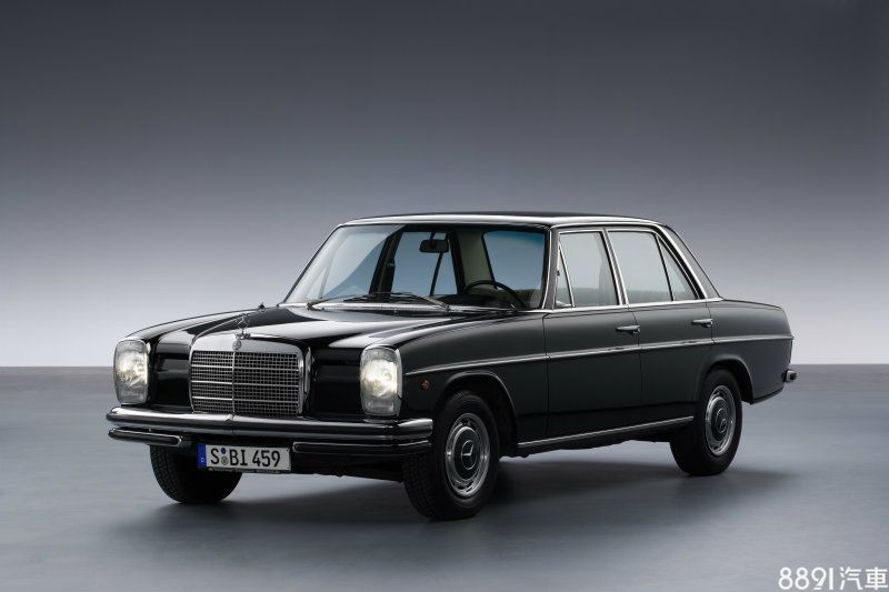 60年代後期推出的W114有著相當程度的變革,除了車名改為Stroke-8,改掉了長比例的車尾後,車身長度也減至4680mm,但車內空間反而更為寬敞,而外觀則採用方形大燈,水箱罩的長寬比例也有所改變。 60年代後期推出的W114有著相當程度的變革,除了車名改為Stroke-8,改掉了長比例的車尾後,車身長度也減至4680mm,但車內空間反而更為寬敞,而外觀則採用方形大燈,水箱罩的長寬比例也有所改變。