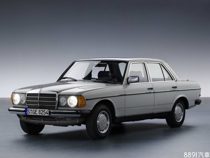 若小時候愛看港片,對W123必定不陌生,方正的外型有了現代化汽車的雛型,車身長度略為放大至4725mm,透過時任賓士首席設計師Bruno Sacco操刀,外觀彷彿是小一號的W116 S-Class,證明當時已開始有了家族化設計的概念。 若小時候愛看港片,對W123必定不陌生,方正的外型有了現代化汽車的雛型,車身長度略為放大至4725mm,透過時任賓士首席設計師Bruno Sacco操刀,外觀彷彿是小一號的W116 S-Class,證明當時已開始有了家族化設計的概念。