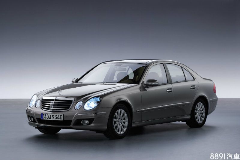 除了延續了四圓燈風潮的最大特色,車身尺碼也沒有太大變動,但整體外觀也一改W210剛柔並濟的風格,完全朝向流線、圓潤的設計手法,同時也漸漸開始有了年輕化的趨勢。 除了延續了四圓燈風潮的最大特色,車身尺碼也沒有太大變動,但整體外觀也一改W210剛柔並濟的風格,完全朝向流線、圓潤的設計手法,同時也漸漸開始有了年輕化的趨勢。