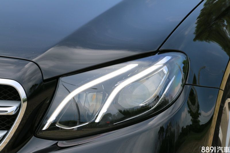 頭燈的輪廓有著S-Class的影子,而內部的日行燈設計大致延續先前的W212車型,若選配內建84個獨立LED晶片的多光束LED智慧型頭燈,燈具內的魚眼結構則配置於接近水箱罩的內側。 頭燈的輪廓有著S-Class的影子,而內部的日行燈設計大致延續先前的W212車型,若選配內建84個獨立LED晶片的多光束LED智慧型頭燈,燈具內的魚眼結構則配置於接近水箱罩的內側。