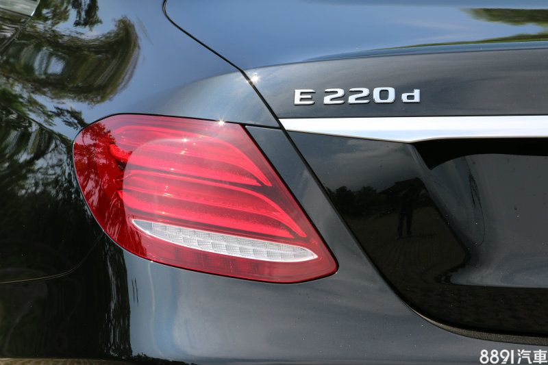 雖然車尾的變化度不令人感到驚喜,但夜晚中若仔細觀察尾燈的內部結構,可看出原廠所提到類似銀河的燈具效果。 雖然車尾的變化度不令人感到驚喜,但夜晚中若仔細觀察尾燈的內部結構,可看出原廠所提到類似銀河的燈具效果。