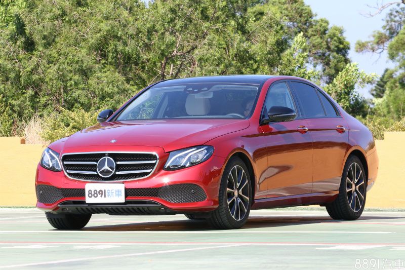 我們在第二天的試駕車型選配了夜色套件,包括水箱罩橫柵、前保桿下緣、側窗周圍以及後視鏡均以亮黑色呈現,搭配同樣是選配的風信子紅車色十分匹配,兩者的價格則分別為3萬與2.4萬元。 我們在第二天的試駕車型選配了夜色套件,包括水箱罩橫柵、前保桿下緣、側窗周圍以及後視鏡均以亮黑色呈現,搭配同樣是選配的風信子紅車色十分匹配,兩者的價格則分別為3萬與2.4萬元。