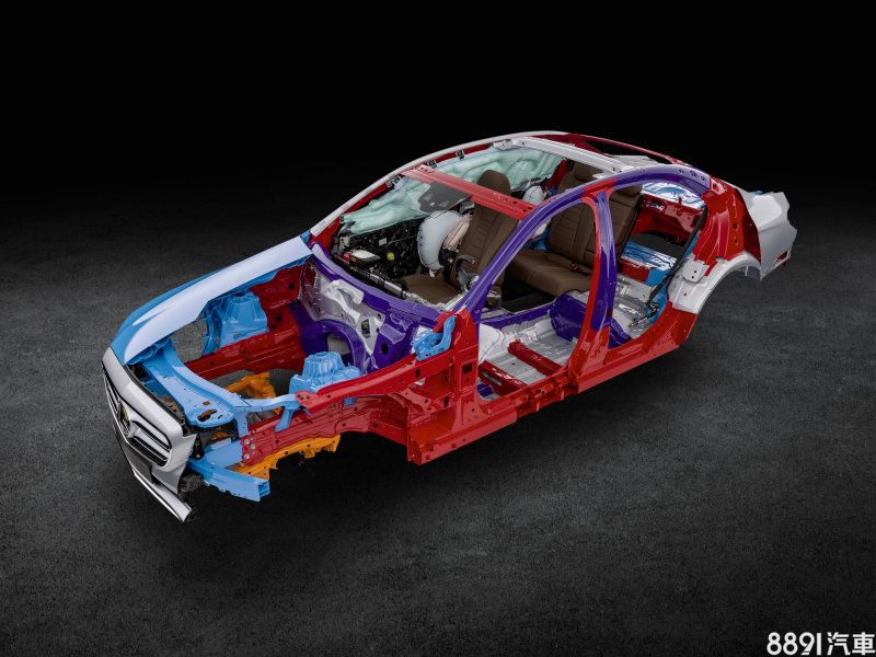 New E-Class的底盤採用與C-Class、S-Class相同的MRA模組化平台，圖中的車體在淺藍色部份均為鋁合金材質，並運用更多的高強度鋼材，輕量化與剛性的提升，將直接反饋至操駕感受上。
