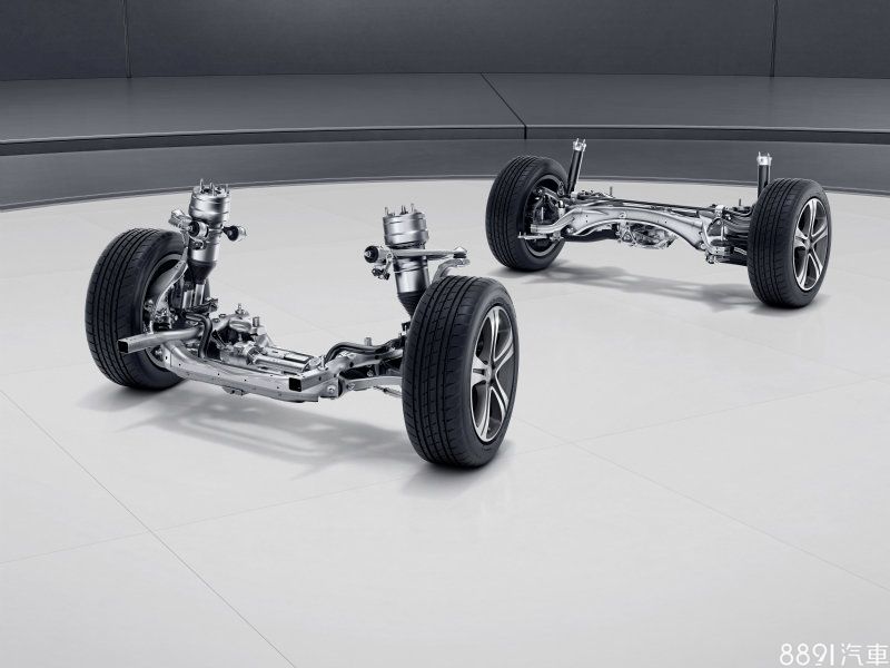 台灣目前引進的E-Class均標配降低15mm版本的舒適型懸吊，底盤結構採用前四連桿、後五連桿設計，而圖中則是列為選配的Air Body Control氣壓懸吊系統，要價12.4萬元，阻尼硬度可自動調整或手動選擇四種軟硬度，並具備可依負載與車速自動調節的車身水平自動調整以及車身抬舉的功能。