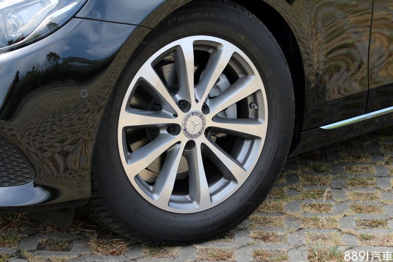 E220d的配胎採用米其林Primacy 3舒適胎，尺碼則是225/55R17，強調行進間的靜肅性，至於抓地力表現也符合本車訴求，唯一不足之處，大概就是外觀的視覺氣勢。