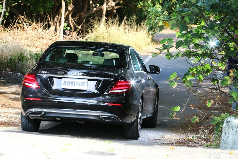 全新E-Class並不只有絢麗科技與內外扮相，還有紮實的底盤功夫，舒適性沒話說，但其提升後的操控表現，不是要給你滿腔熱血，給予的是更多無形之間的人車交流，而且是無負擔的那種，於快於慢均流露出高級質感，成熟的作品就該如此。