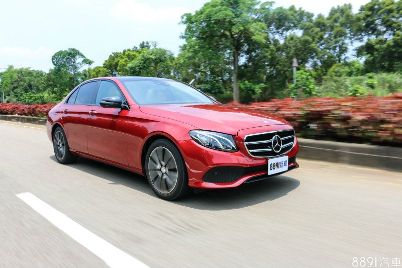 E200 Avantgarde汽車行進中