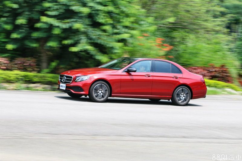 雖然184hp/30.6kgm帳面數據不算出色,但實際油門反應靈活,不似上一代E200總給人一種溫吞的感受。 E200 Avantgarde雖然184hp/30.6kgm帳面數據不算出色,但實際油門反應靈活,不似上一代E200總給人一種溫吞的感受。