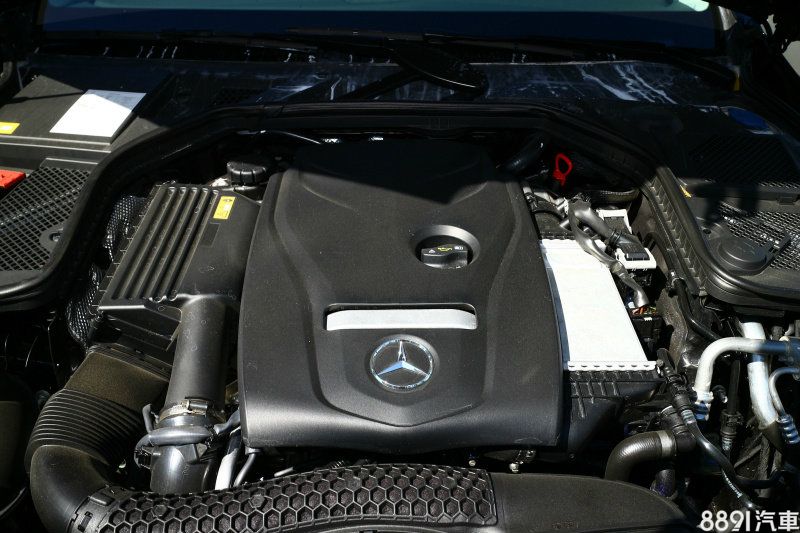 C180的1.6升L4渦輪增壓引擎可產生最大輸出156hp/25.5kgm,極速223km/h,0~100km/h為8.5秒。 C180的1.6升L4渦輪增壓引擎可產生最大輸出156hp/25.5kgm,極速223km/h,0~100km/h為8.5秒。