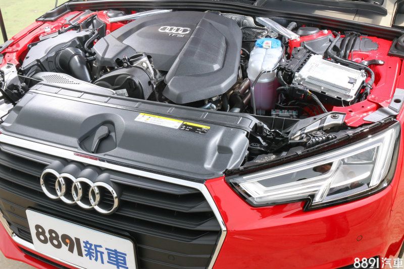 A4 30 TFSI搭載1.4升L4 Turbo引擎,最大動力為150hp/5000~6000rpm、25.5kgm/1500~3500rpm,有了渦輪與缸內直噴技術,得以提供充足的低速扭力供驅使,搭配傳輸效率優良的七速S Tronic自手排變速箱,根據能源局公佈數據,平均油耗可達到15.1km/L,為二級能源效率等級。 A4 30 TFSI搭載1.4升L4 Turbo引擎,最大動力為150hp/5000~6000rpm、25.5kgm/1500~3500rpm,有了渦輪與缸內直噴技術,得以提供充足的低速扭力供驅使,搭配傳輸效率優良的七速S Tronic自手排變速箱,根據能源局公佈數據,平均油耗可達到15.1km/L,為二級能源效率等級。