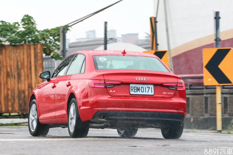 新世代的高級車款,要兼顧操控已不必再像過去要硬梆梆的底盤,以New A4來說,舒適訴求之餘,動態身手依然具有一定水準。 新世代的高級車款,要兼顧操控已不必再像過去要硬梆梆的底盤,以New A4來說,舒適訴求之餘,動態身手依然具有一定水準。