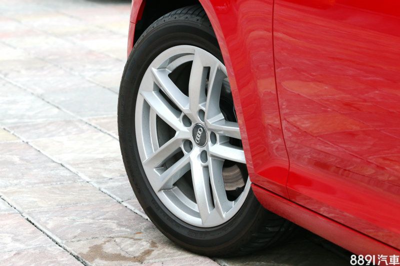 試駕車型選配17吋圈胎組,搭配225/50R17的Hankook S1 evo2跑胎,標準配置的圈胎尺碼則為205/60R16,要匹配A4的4.7米身型來說似乎小了些。 試駕車型選配17吋圈胎組,搭配225/50R17的Hankook S1 evo2跑胎,標準配置的圈胎尺碼則為205/60R16,要匹配A4的4.7米身型來說似乎小了些。