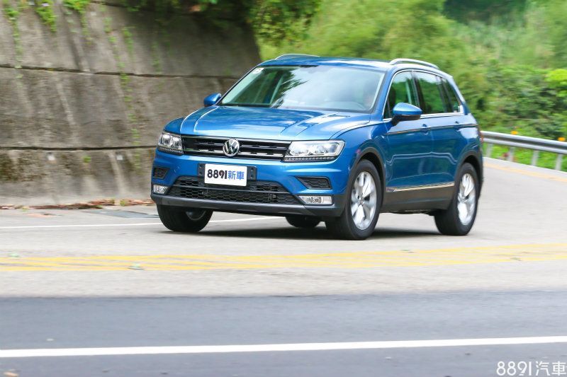 除了SUV車身帶來較高的視野之外,新一代Tiguan轉向感、車身動態與Golf實無太多差別,穩定之外,也很輕鬆,是個具有火候的深度呈現! 除了SUV車身帶來較高的視野之外,新一代Tiguan轉向感、車身動態與Golf實無太多差別,穩定之外,也很輕鬆,是個具有火候的深度呈現!