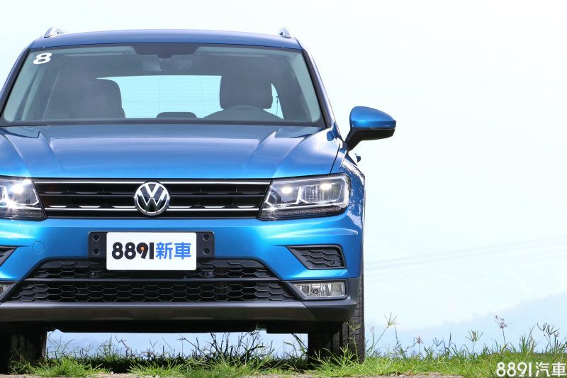 一眼望去，車頭呈現方方正正的氣息，除上文提到簡單俐落感，此設計還點剛正霸氣的氣勢，大燈採用長方型LED遠近頭燈並附有全自動光感應功能，僅入門款的280 TSI Trendline並未標配外，其餘車型皆已把LED頭燈與日行燈列入標準配備。 