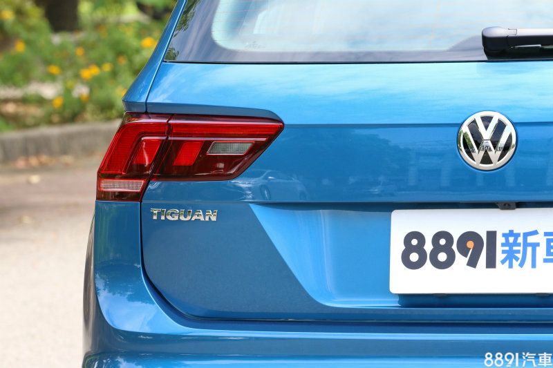 LED尾燈也採用立體直角收尾的外觀設計概念，做為前後呼應，等級版本的差異，也可在LED尾燈造型來區別出來，入門的燈泡排列方式給人一種大方的視覺感受，從330 Highline版本開始則帶來緊湊略更有科技質感的感受。