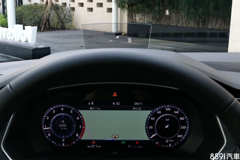 HUD抬頭顯示器針對330 Highline以上車系為加價選配項目，擁有道路速限與時速顯示，設定好導航系統後，還能把簡易的行進方向呈現在螢幕上。