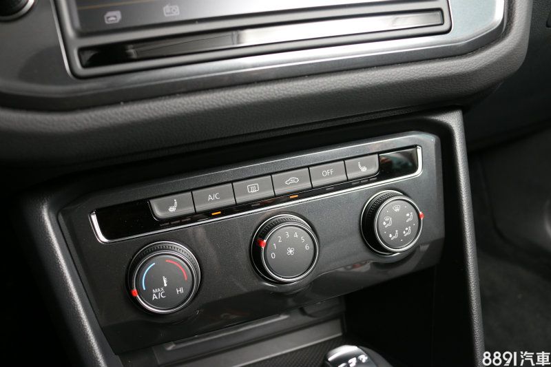 280 TSI兩種版本採用一般冷暖式空調並有後座出風口的配置，來到330 Highline則升級至三區電子恆溫空調系統，讓後座上也可享有恆溫空調帶來的舒適性。