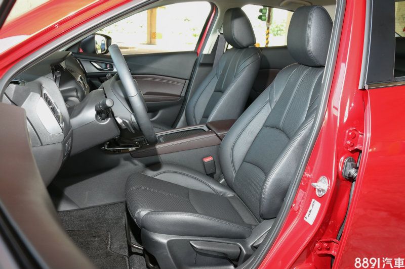 座椅剪裁與內部泡棉經過調整，乘坐感更為舒適一些。