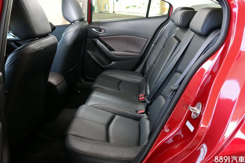 後座空間一直不是馬3強項，而小改款也無針對後座舒適機能有所窯整。