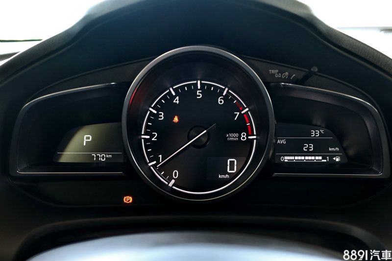 儀錶板維持原有設計，高階車型才將轉速錶居中擺放，其餘車型中央為時速表，轉速資訊則改為左側液晶化呈現。