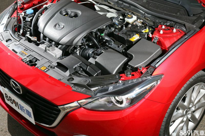 小改款Mazda 3同樣採用Skyactiv-G 2.0升L4引擎,可提供165hp/21.4kgm的最大動力,以2.0升NA引擎標準而言,低速扭力的反應良好,高轉速狀態則又表現出活潑的一面。 小改款Mazda 3同樣採用Skyactiv-G 2.0升L4引擎,可提供165hp/21.4kgm的最大動力,以2.0升NA引擎標準而言,低速扭力的反應良好,高轉速狀態則又表現出活潑的一面。