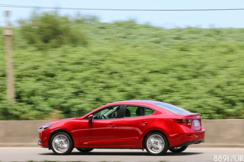 實際以P-Box進行加速實測,將車輛關閉DSC系統並切換至Sport模式進行,或許是因為車輛里程數僅不到800km,0~100km/h花費10.21秒,通過四百公尺終點則是17.37秒@136.25km/h,最終沒能跑進9秒台稍嫌可惜。 實際以P-Box進行加速實測,將車輛關閉DSC系統並切換至Sport模式進行,或許是因為車輛里程數僅不到800km,0~100km/h花費10.21秒,通過四百公尺終點則是17.37秒@136.25km/h,最終沒能跑進9秒台稍嫌可惜。