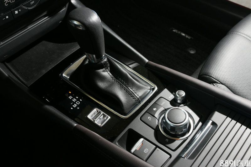 小改款Mazda 3新增了運動化換檔模式,主要針對換檔銜接速度的改變,以及為了提供更即時的動力,檔位也盡量維持在引擎輸出的最佳速域,其餘在方向盤輔助力道和油門反應皆與一般模式相同。 小改款Mazda 3新增了運動化換檔模式,主要針對換檔銜接速度的改變,以及為了提供更即時的動力,檔位也盡量維持在引擎輸出的最佳速域,其餘在方向盤輔助力道和油門反應皆與一般模式相同。