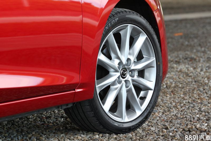 頂規的Mazda 3不論小改前後的配胎均為Dunlop SP Maxx TT跑胎,優點是抓地力表現出色,得以匹配其精良的底盤設定,但缺點除了靜肅性較差之外,215/45R18的尺碼並非主流規格,對於日後換胎的成本也相對提高,也較不便。 頂規的Mazda 3不論小改前後的配胎均為Dunlop SP Maxx TT跑胎,優點是抓地力表現出色,得以匹配其精良的底盤設定,但缺點除了靜肅性較差之外,215/45R18的尺碼並非主流規格,對於日後換胎的成本也相對提高,也較不便。