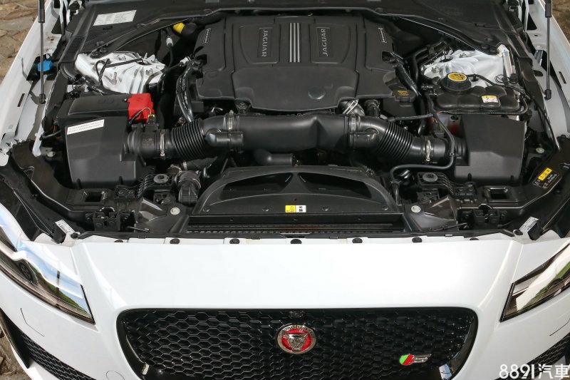 XF S引擎與一般款的35t共通,為廣泛用於旗下的3.0升V6機械增壓心臟,但屬於高輸出調校,馬力由35t的340hp提升至380hp,扭力則維持45.9kgm,並採用四驅設定,不似一般XF為後驅架構,原廠公布本車0~100km/h可在5.3秒完成,而我們在35度炙熱天氣下,實測成績為5.85秒。