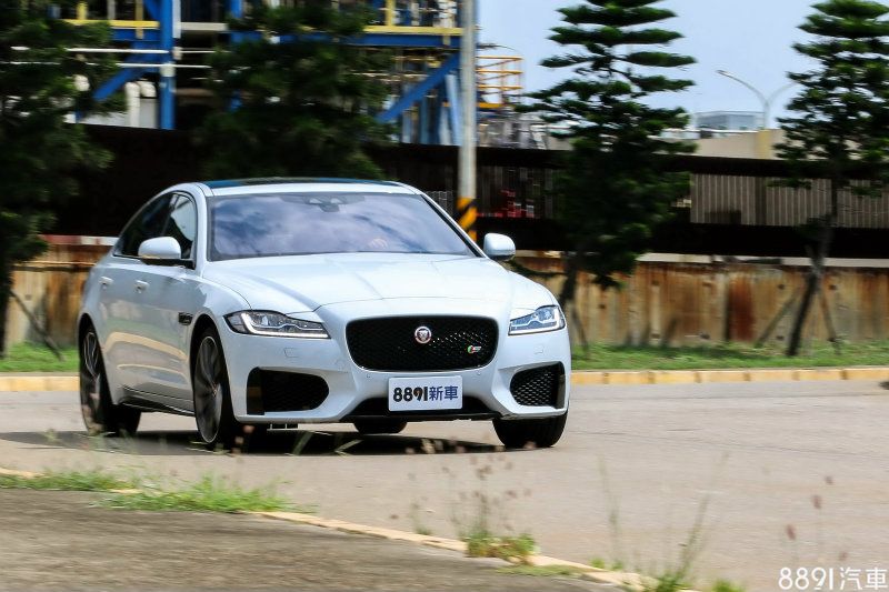 XF S體態不小,但轉向感稱得上迅速敏捷,而電子懸吊設有兩段阻尼,軟硬差異明顯,其與行車模式連動設定,無法獨立選擇調整。