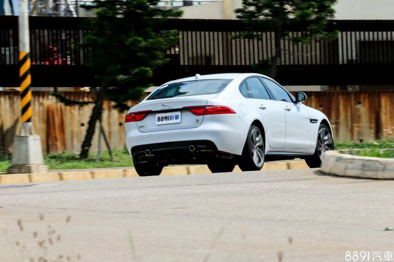 從XF S身上,可明顯體會到Jaguar四驅系統對於性能的加分呈現,不用擔心是否過於訴求安定而造成拖累,會若有若無的在必要時刻幫你一把,在穩定與樂趣中取得不錯的平衡點。