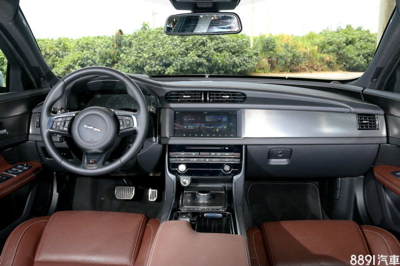 XF S內裝沒有特別強調性能氣勢,因此專屬性能配備也不多,坦白說,多少讓人感到小失望。