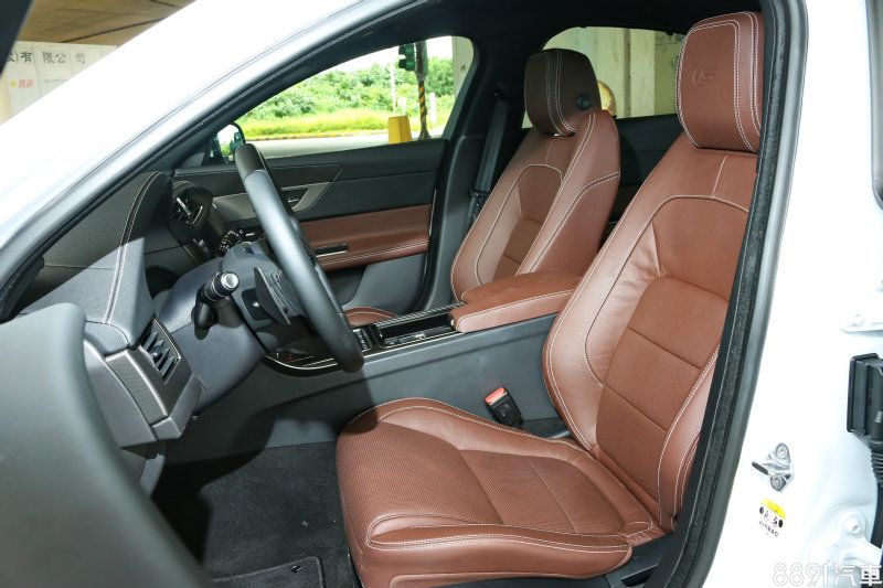 這張跑座座椅款式與R Sport車型相同,包覆性、舒適度與電調機能幾無挑剔,唯有少一絲XF S性能旗艦的獨特性。