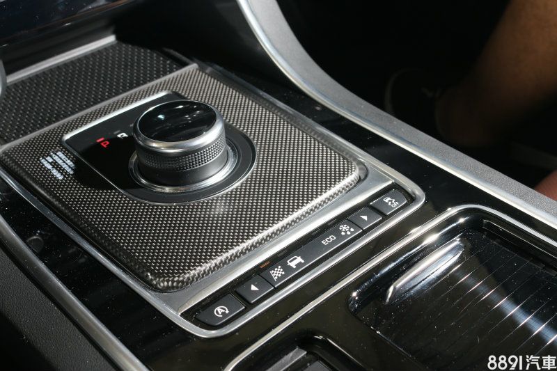 排檔座附上碳纖維紋路飾板,面積不大,未能普及運用在車室其他各處小有遺憾,而後方行車模式選擇介面一如過往,操作方式少一分快速性。