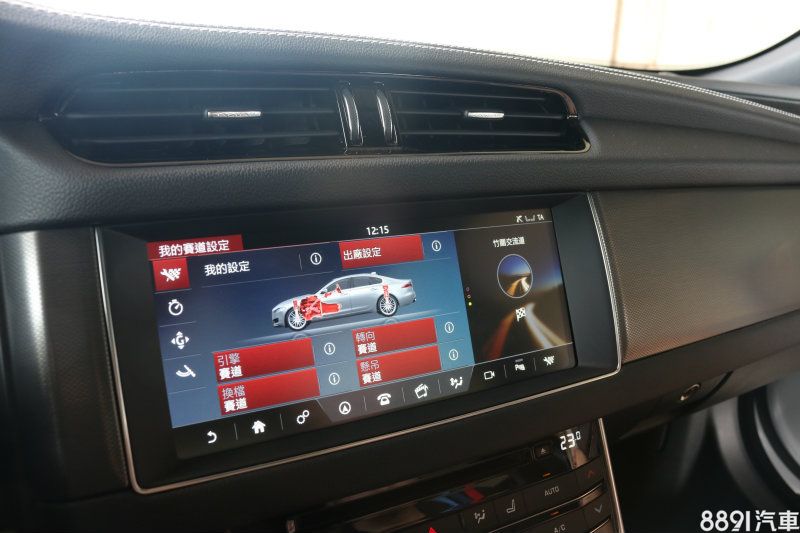XF S搭載10.2吋InControl Pro多媒體觸控系統,畫面細膩且觸控反應靈敏,並為全繁體中文顯示,而因應XF S性能化調校,本車也多出賽道模式設定(引擎、變速箱、電子懸吊與轉向反應)、單圈計時、G值顯示與油門/剎車動作紀錄,帶來更多的駕駛計測樂趣。