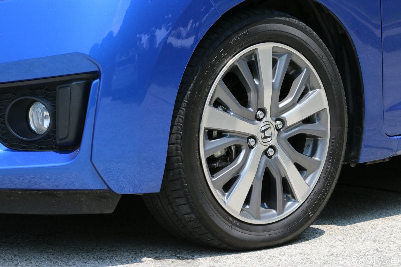 輪胎採用Bridgestone ER370 185/55 R16配置,此胎大多為國產入門車型所採用,在抓地力上本不該有太多期待,但實際對應在山道駕馭中,Honda品牌向來擅長的操控層面上,似乎可在小車型Fit上看出一絲端倪,就算於彎中加快些節奏,車身動態大多還不算偏移行車路線太多,彎道循跡性還算不錯。