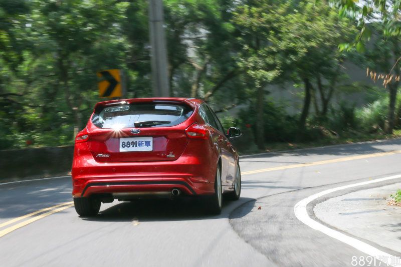 小改款透過底盤細部調校，提升了舒適性，但原先的精良身手也能得以兼顧，展現更均衡的特質。