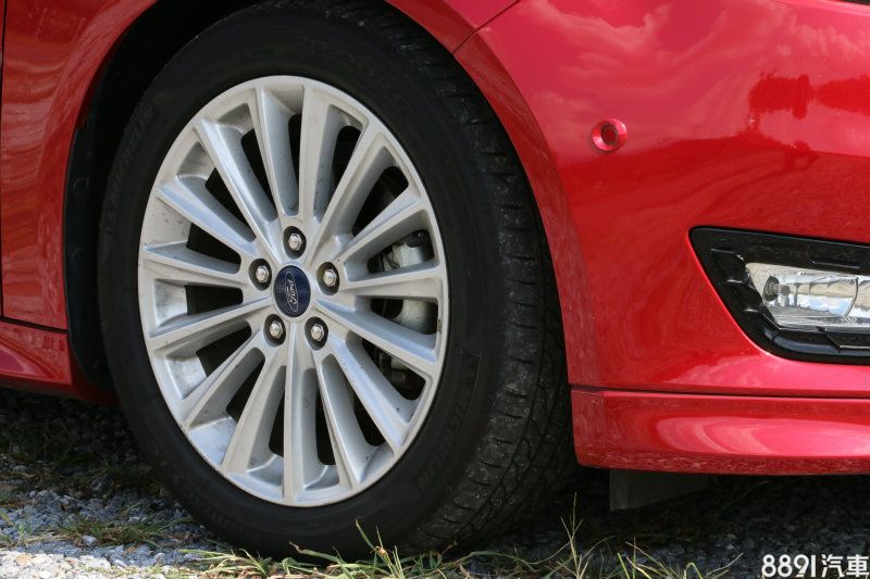 Focus 1.5L頂級運動型標準圈胎配置為17吋，視覺上若採用18吋相信會更具張力，配胎採用Michelli Premacy LC，產品設定雖並非性能取向，且帶有舒適性，但想加快車輛節奏，Focus本身的優良調校可使其盡可能發揮最大接地面積，追求最佳的抓地力表現。