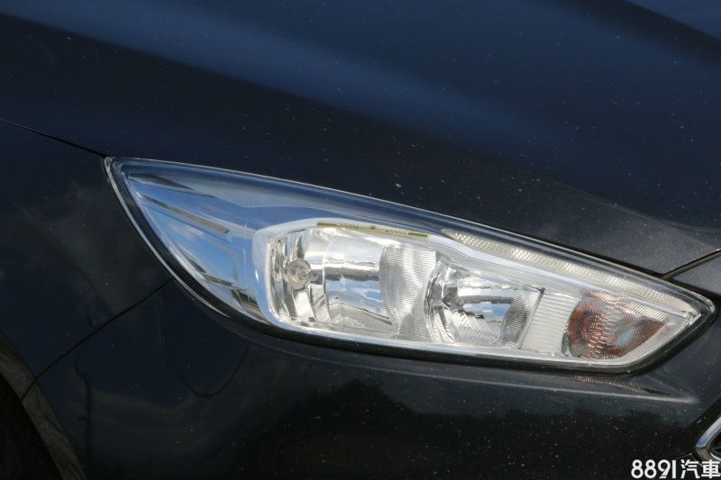 Focus全車系除上文提到的5門運動版唯一的HID頭燈,其他車型皆統一維持一般鹵素型式。