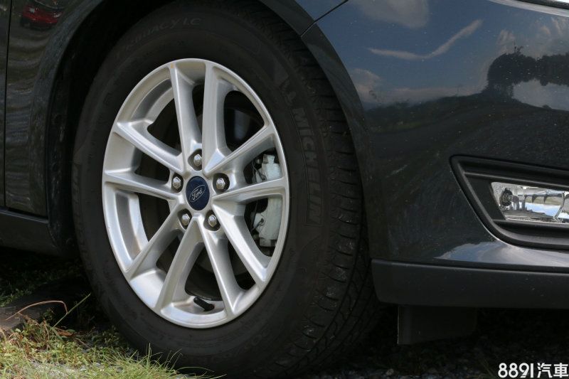 輪胎規格僅跟運動版不同,全車系皆是標配205/60 R16輪胎尺碼,雖鋁圈樣式不如運動版動感些,但16吋放射狀的鋁圈樣式還算是耐看。