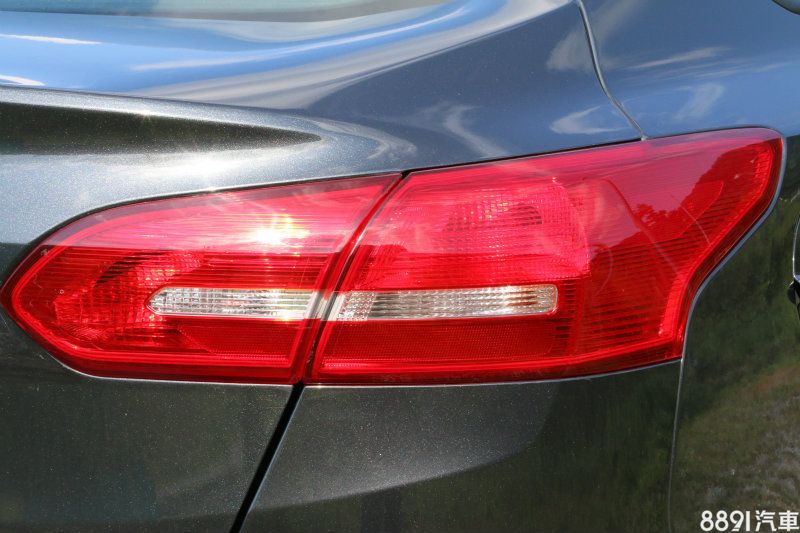 沒能將LED尾燈納入標配項目中,在已是配備齊全的1.0升4門車款中,稍嫌可惜。