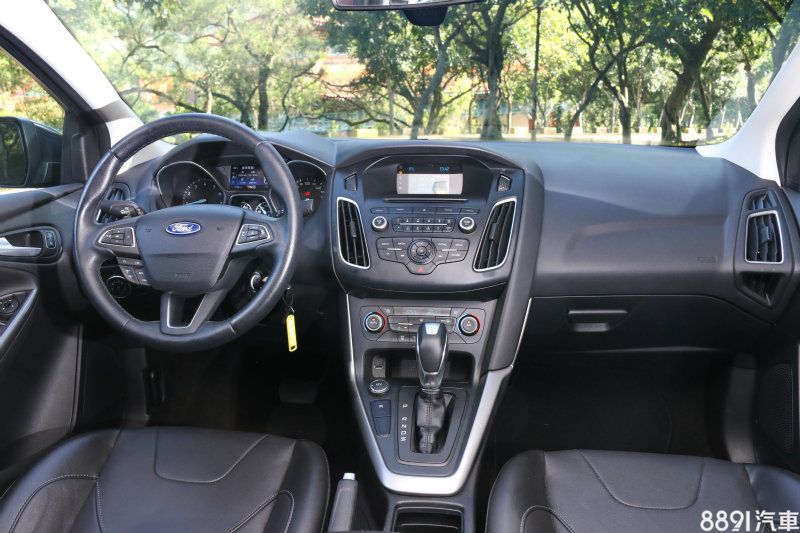 1.0升4門款在內裝呈現上,雖是務實實用取向,比起頂級款柴油型,1.0升4門經典型配備卻是比其豐富許多,已有皮質三幅式多功能方向盤具換檔撥片與聲控開啟等功能,比起頂級款與入門款採用的針織織布座椅與冷暖空調,此版本竟已將恆溫空調與皮質座椅納入標配項目清單內,誰說頂級款才能享有豐富配備。