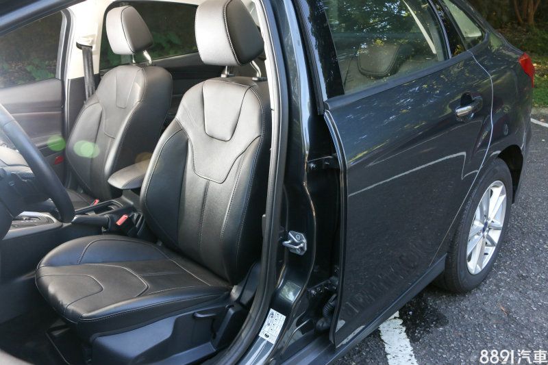 皮質座椅乘坐起來Q彈度相當柔軟且透氣度也不差,當日高溫久坐下,其舒適度算是不錯。