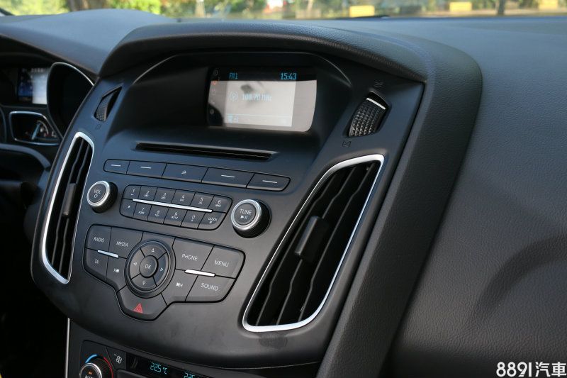 搭載一般的SYNC系統,但功能算是齊全實用,具有USB與藍牙連接功能。